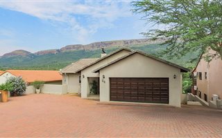 4 Bedroom House in Magalies Golf Estate