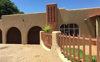 3 Bedroom Duet in Geelhoutpark