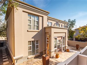 3 Bed Townhouse in Eagle Canyon Golf Estate