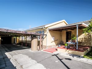 4 Bed House in Steenberg