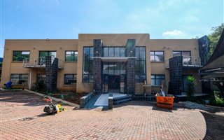 1090 m² Industrial space in Longmeadow
