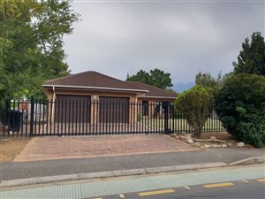 3 Bedroom House in Somerset West Central