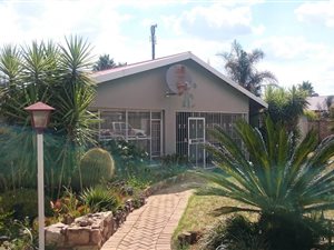 4 Bed House in Roosheuwel