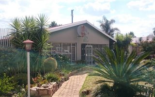 4 Bedroom House in Roosheuwel