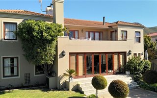 6 Bedroom House in Silvertree Estate