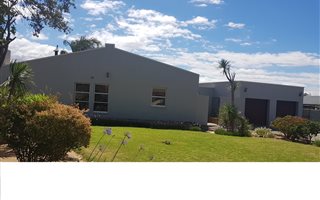 4 Bedroom House in Langerug