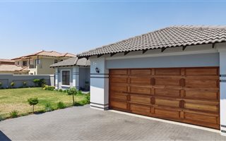 4 Bedroom House in Helderwyk