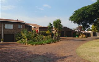 3 Bedroom Simplex in Die Hoewes