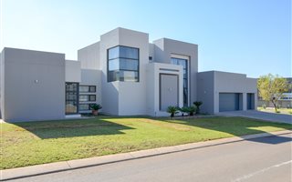 4 Bedroom House in Hazeldean (Silverlakes Surroundings)
