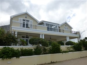 6 Bed House in Voelklip