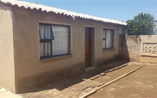 2 Bedroom House in Zola