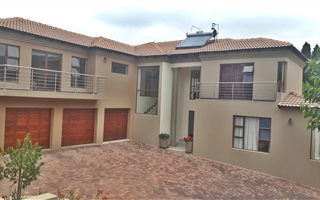 5 Bedroom House in Ruimsig Country Estate
