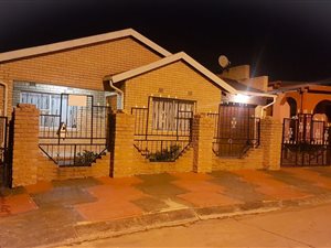 3 Bed House in Senaoane