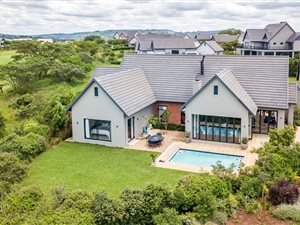 5 Bed House in Cotswold Downs Estate