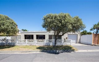 3 Bedroom House in Somerset West Central