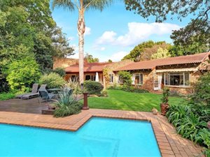 5 Bed House in Douglasdale