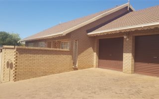 3 Bedroom Townhouse in Dan Pienaar