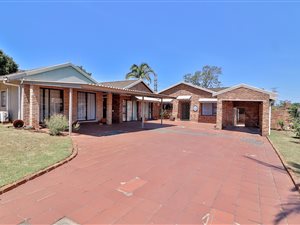 4 Bed House in Hayfields