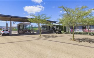 2 Bedroom Apartment in Somerset Lakes