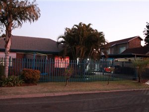 5 Bed House in Theresa Park
