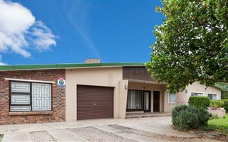 4 Bedroom House in Dormehlsdrift