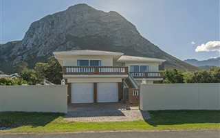 5 Bedroom House in Voelklip