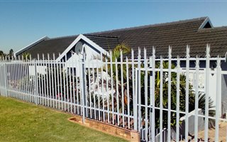 3 Bedroom House in Dan Pienaarville