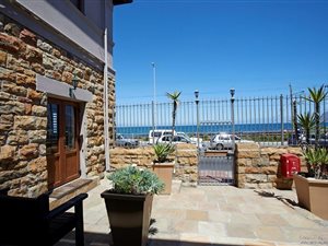 2 Bed Apartment in Kalk Bay
