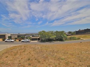 923 m² Land available in Baronetcy Estate