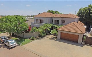 4 Bedroom House in Cedar Lakes