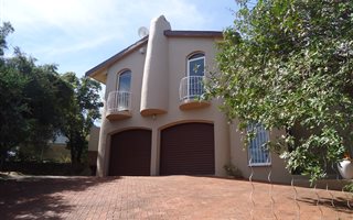 5 Bedroom House in Dan Pienaar