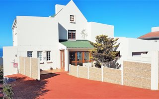 4 Bedroom House in Jongensfontein