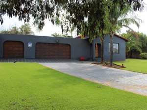 4 Bed House in Heuweloord