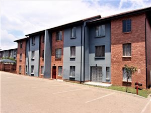 2 Bed Apartment in Rooihuiskraal North