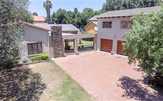 4 Bedroom House in Bromhof
