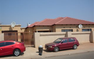 3 Bedroom House in Esselenpark