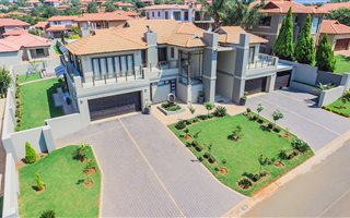 6 Bedroom House in Birdwood