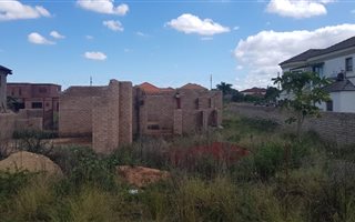 861 m² Land available in Elti Villas
