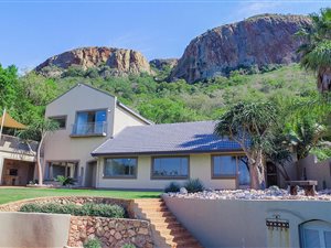 4 Bedroom House in Kosmos