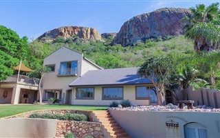 4 Bedroom House in Kosmos
