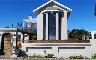 4 Bedroom House in Mossel Bay Central