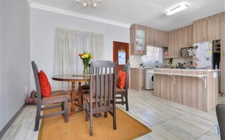 3 Bedroom Flat in Woodmead