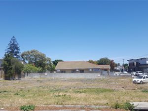 980 m² Land available in Mabille Park