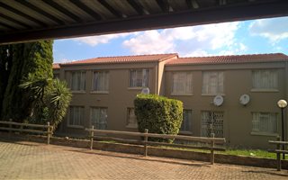 2 Bedroom Apartment in Die Hoewes