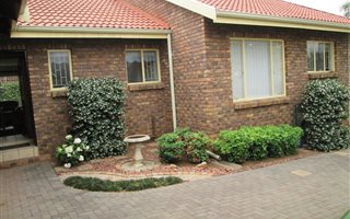 3 Bedroom House in Die Hoewes