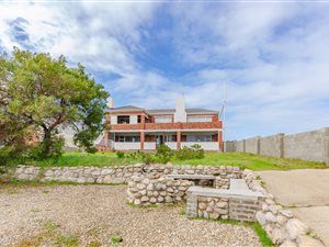 4 Bed House in Pringle Bay