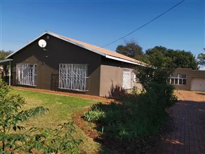 6 Bed House in Springs Central