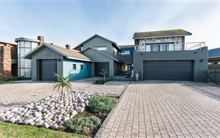 4 Bedroom House in Oubaai and surrounds