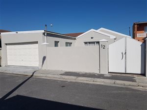 3 Bed House in Strandfontein