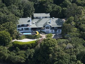 10 Bed House in Paradise